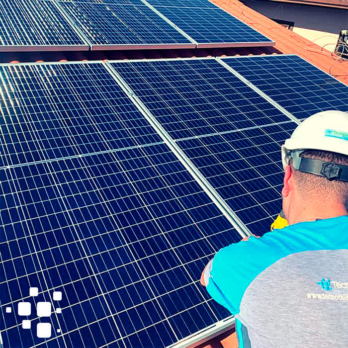 Profissional da Tecnotel trabalhando em uma instalação fotovoltaica publicada pela empresa