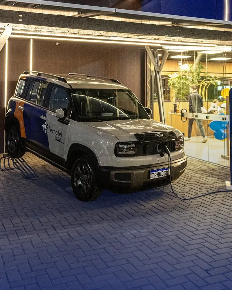 Estrutura de carport solar com veículo e estação de recarga
