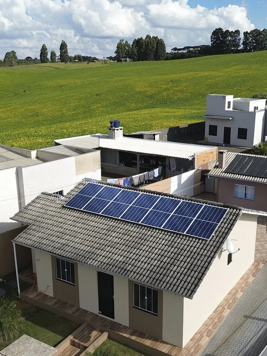 Vista aérea de painéis fotovoltaicos instalados no telhado de uma residência, publicada pela Tecnotel
